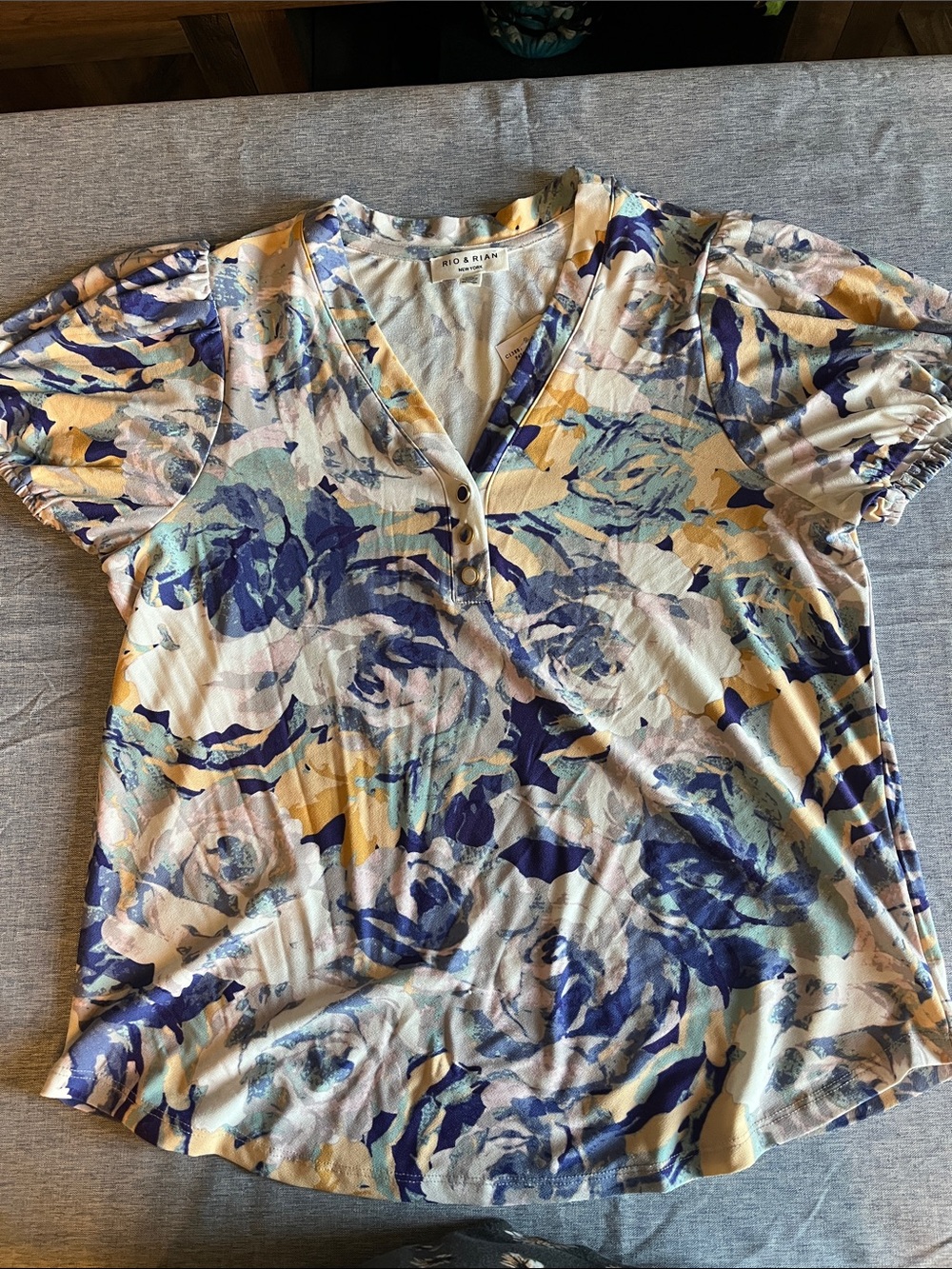 Rio & Rian Women’s V-neck Blouse size medium